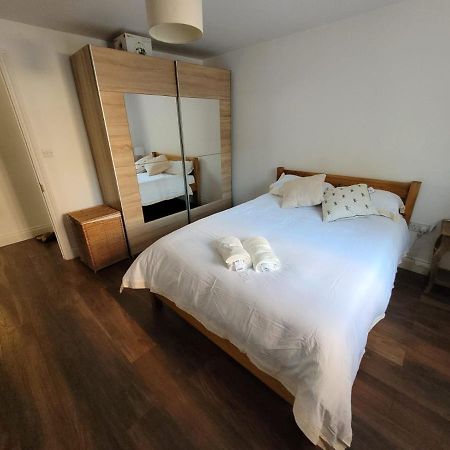 Comfortable Two Bedroom Modern Apartment London Bagian luar foto
