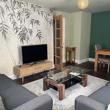 Comfortable Two Bedroom Modern Apartment London Bagian luar foto