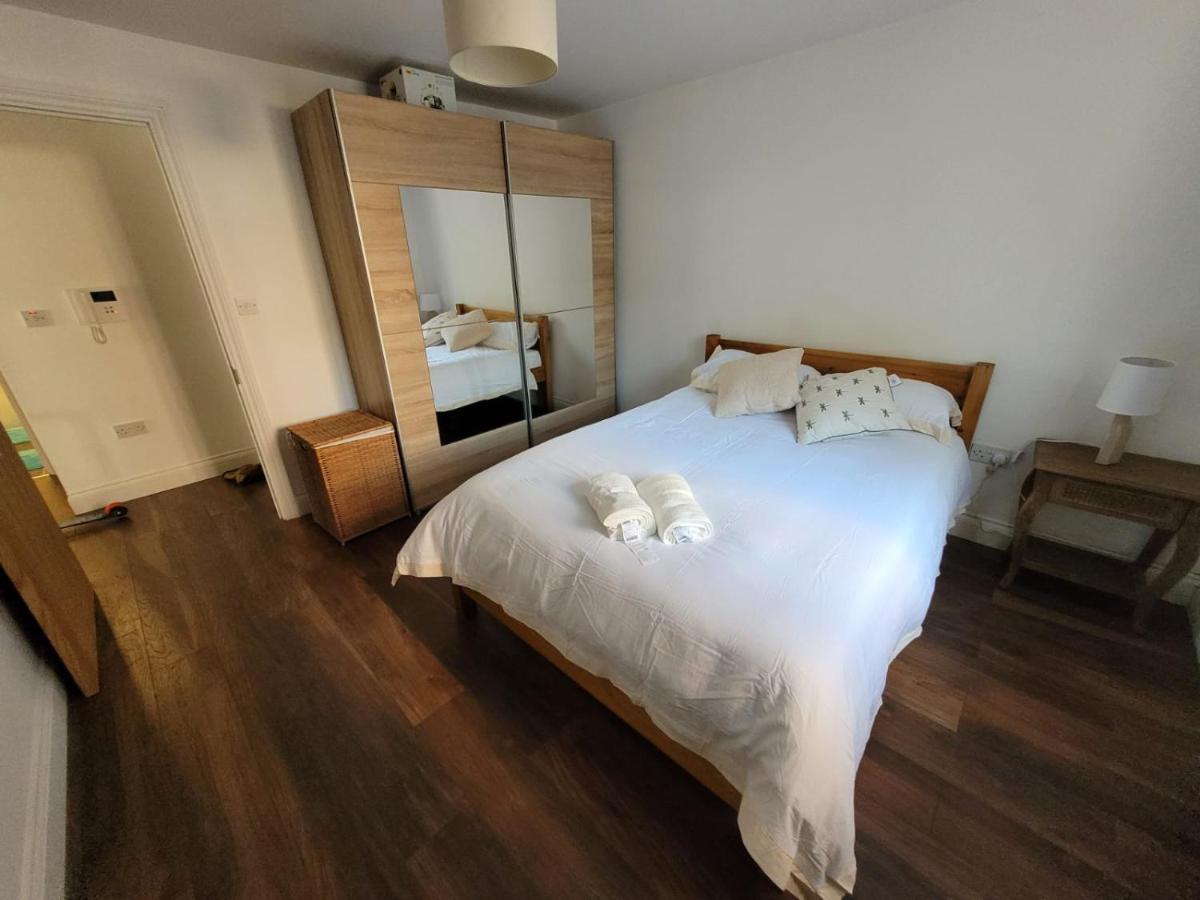 Comfortable Two Bedroom Modern Apartment London Bagian luar foto