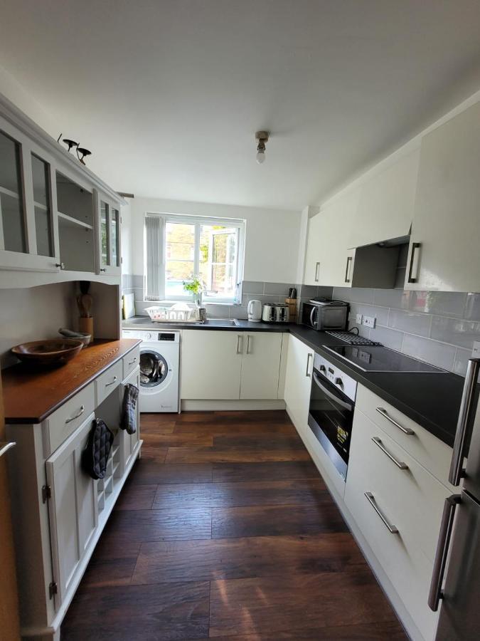 Comfortable Two Bedroom Modern Apartment London Bagian luar foto