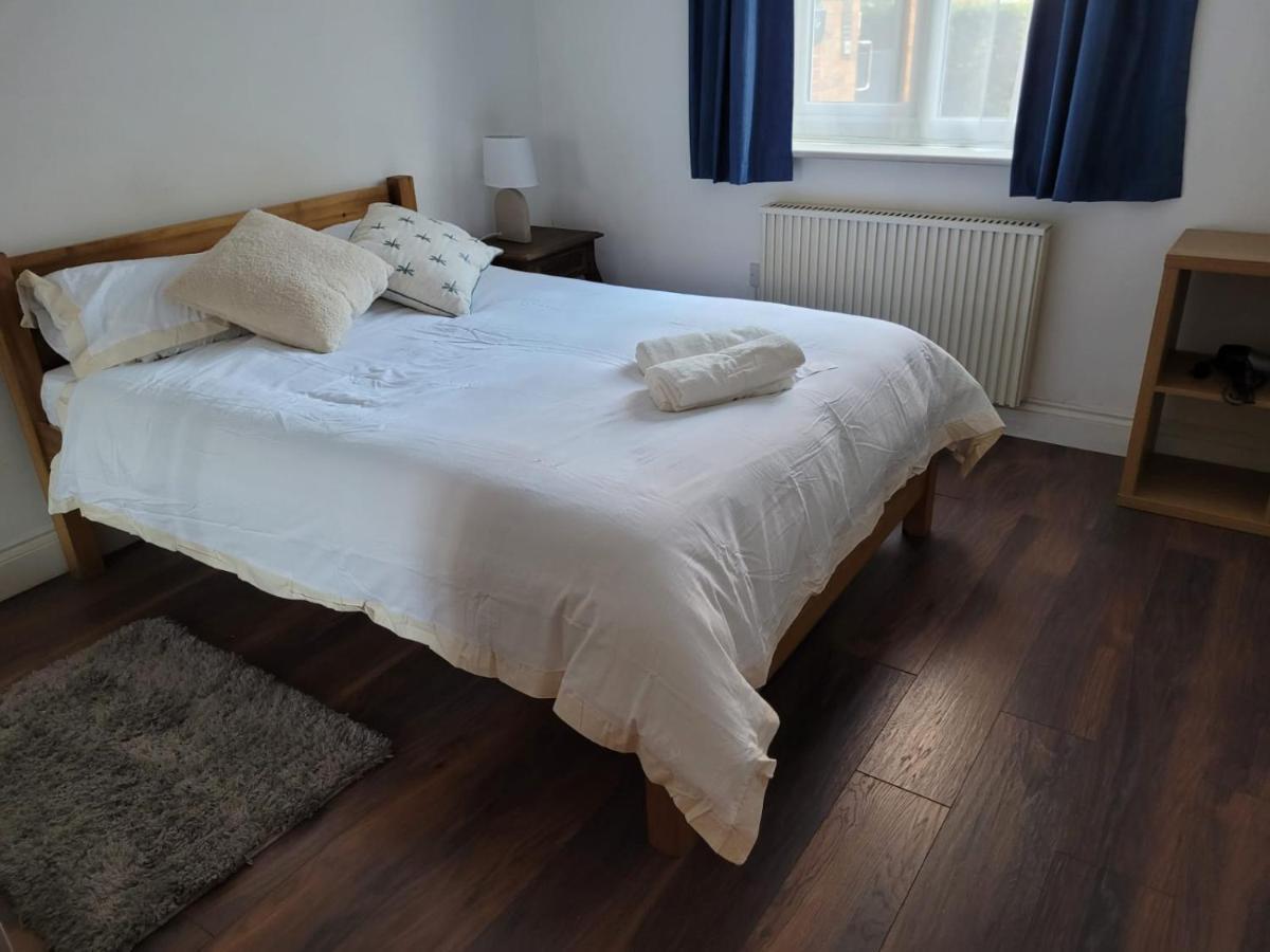 Comfortable Two Bedroom Modern Apartment London Bagian luar foto