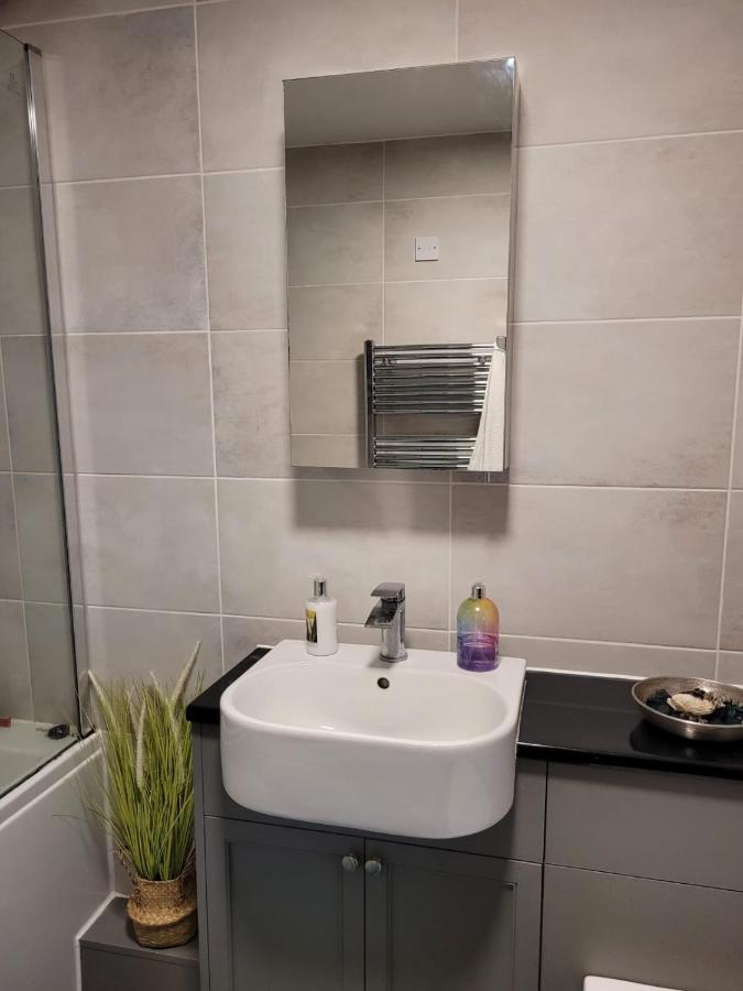 Comfortable Two Bedroom Modern Apartment London Bagian luar foto