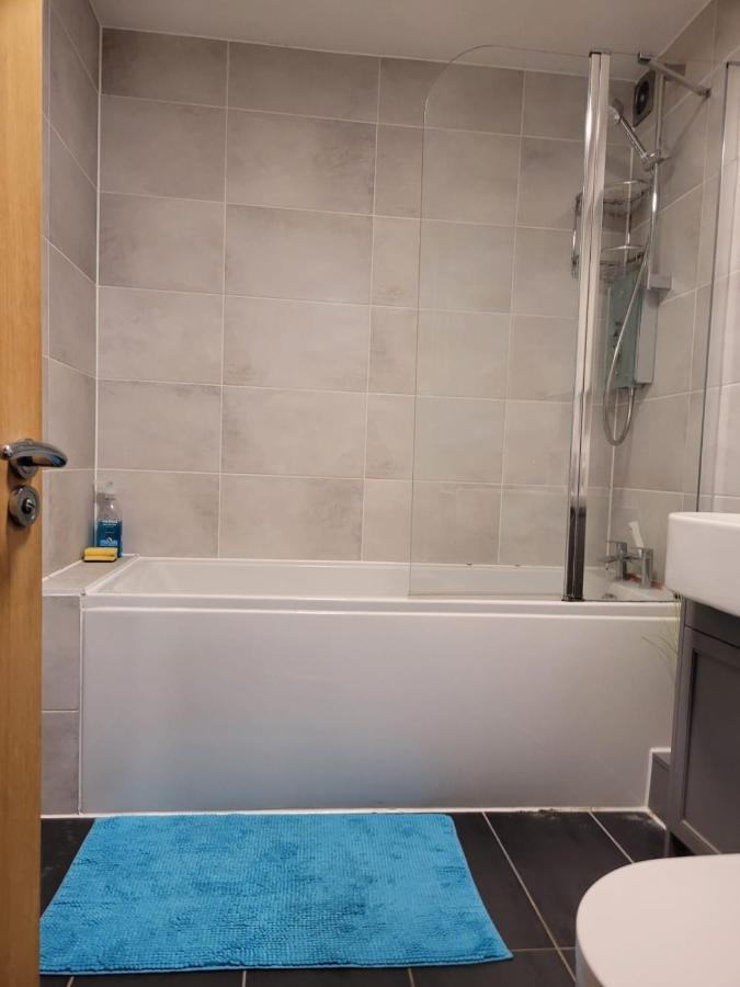 Comfortable Two Bedroom Modern Apartment London Bagian luar foto