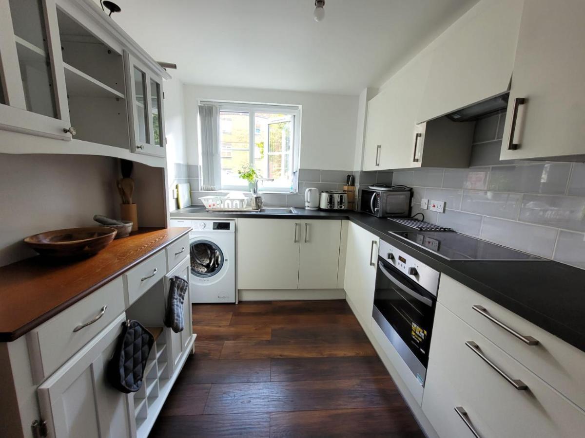 Comfortable Two Bedroom Modern Apartment London Bagian luar foto