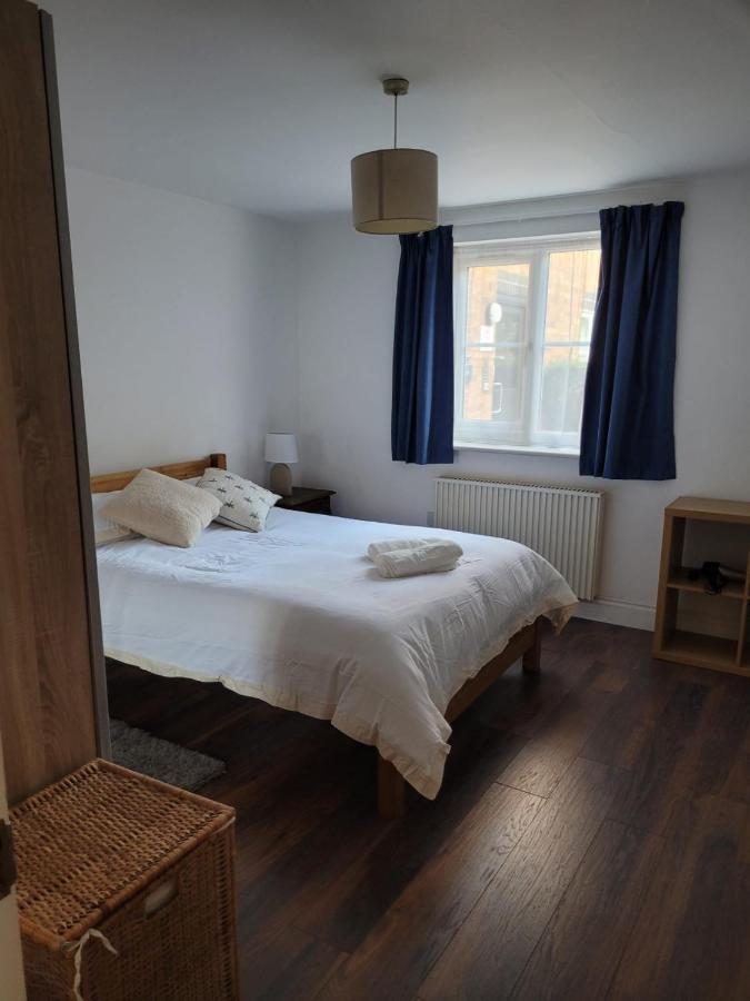 Comfortable Two Bedroom Modern Apartment London Bagian luar foto
