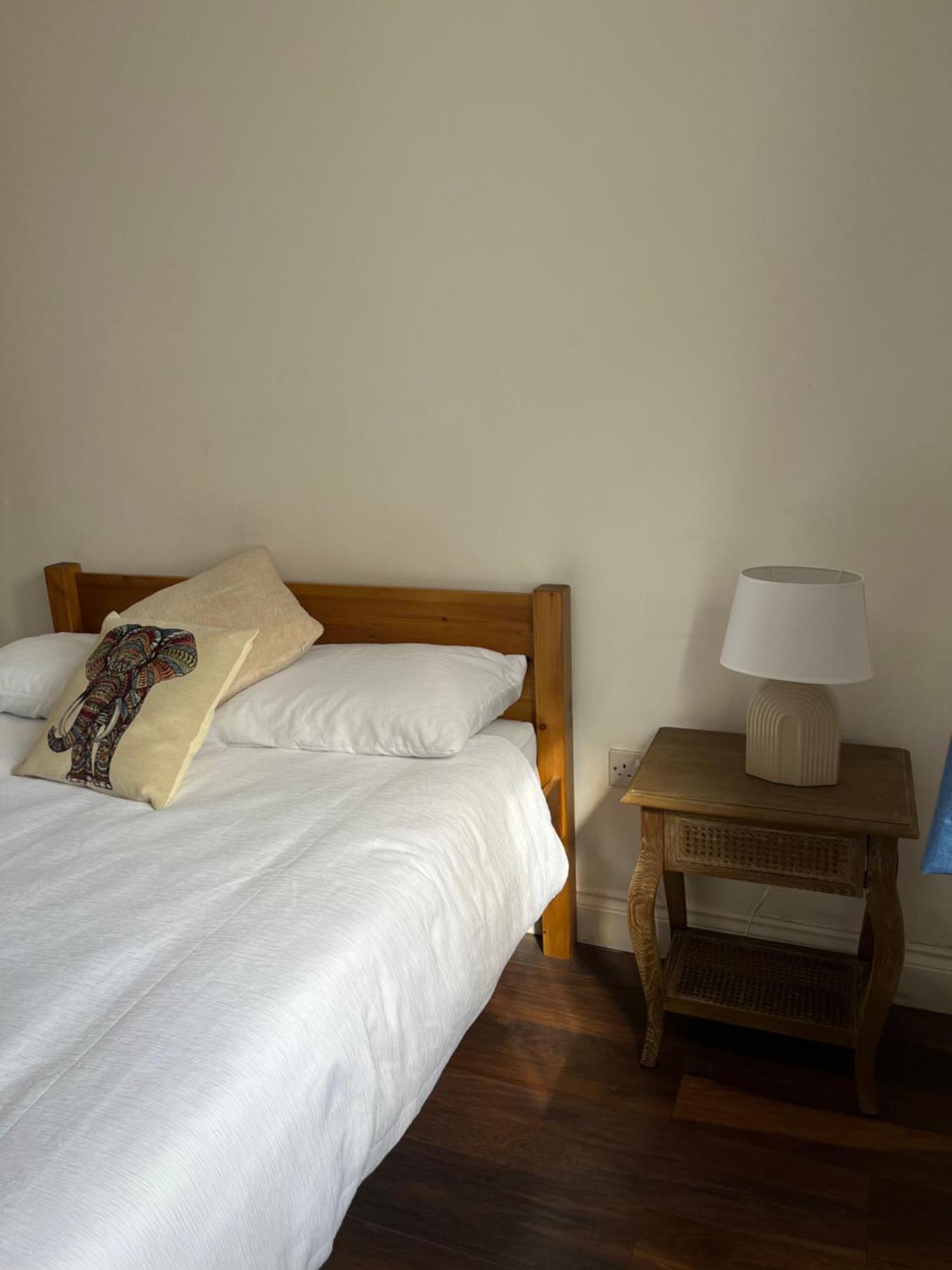 Comfortable Two Bedroom Modern Apartment London Bagian luar foto