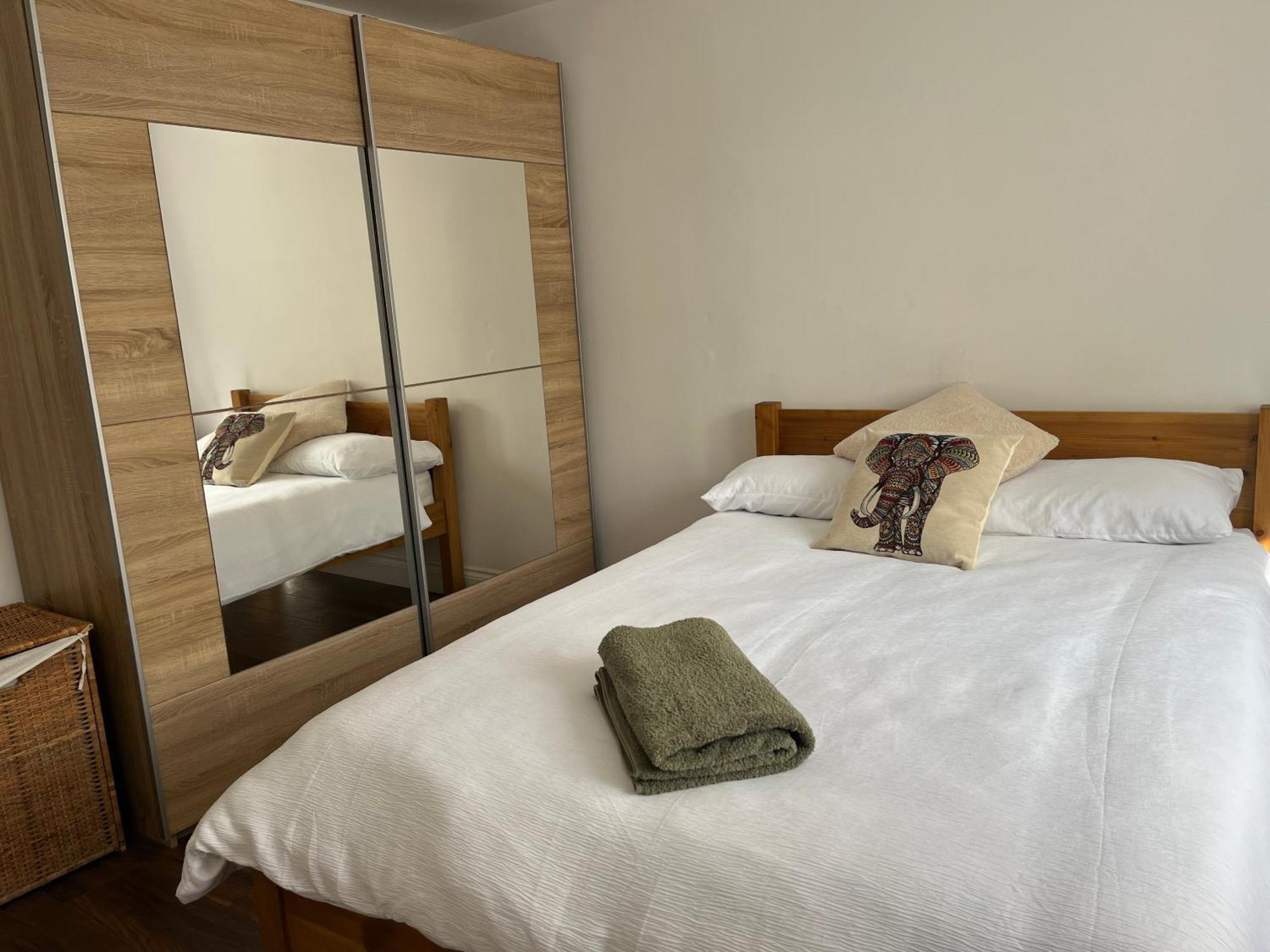 Comfortable Two Bedroom Modern Apartment London Bagian luar foto